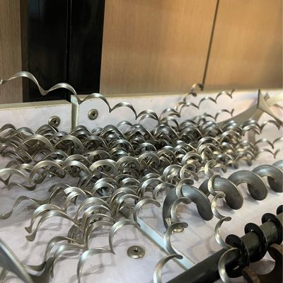 Dobra cena. Łatwe obsługiwanie przenośnik śrubowy Ciężko działający przenośnik spiralny ze stali manganowej Ostrza przenośnika spiralnego ze stali nierdzewnej w Internecie